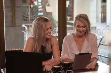 bir kahve dükkanında iş toplantısı