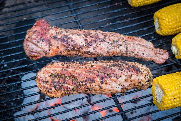 Filets de porc sur un barbecue — Photo