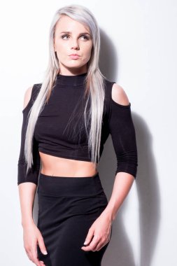 Platin sarışın kadın beyaz bir arka plan üzerinde