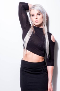 Platin sarışın kadın beyaz bir arka plan üzerinde