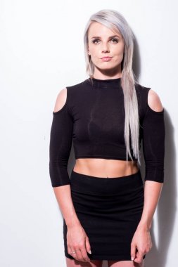 Platin sarışın kadın beyaz bir arka plan üzerinde