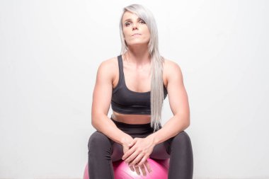 Atletik görünümlü sarışın kadın