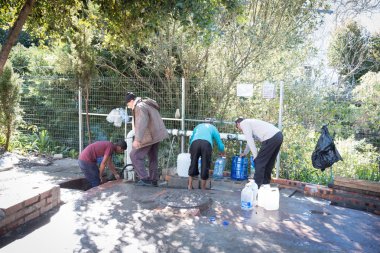 su şişeleri doğal bir bahar Cape Town'da doldurma.