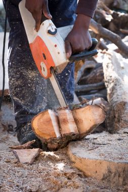 Ahşap bir heykel oyma