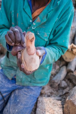 ahşap bir heykel zımpara