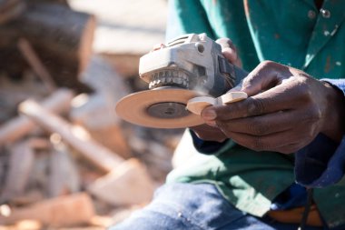 Ahşap bir kalp oyma