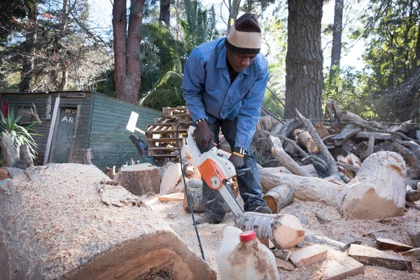 Ahşap bir heykel oyma