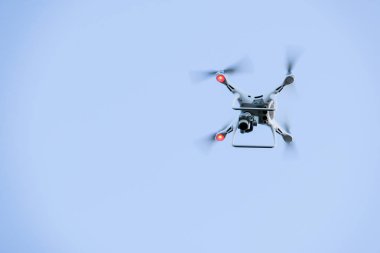 Yüksek gökyüzünde pilot robot