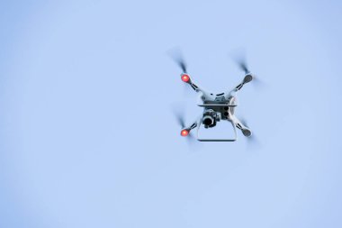 Yüksek gökyüzünde pilot robot