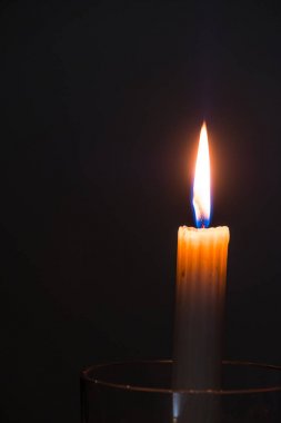 tek bir siyah mum mum