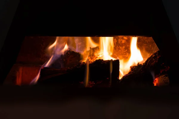 Chimenea de leña ardiendo cálidamente — Foto de Stock