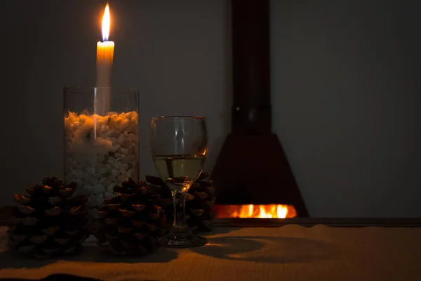 Wino i jodła szyszki przed ogniem — Zdjęcie stockowe