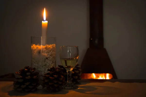 Conos de vino y abeto frente a un fuego — Foto de Stock