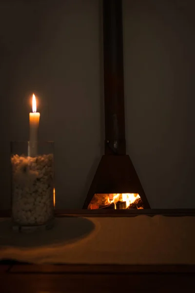 Cônes de vin et de sapin devant un feu — Photo