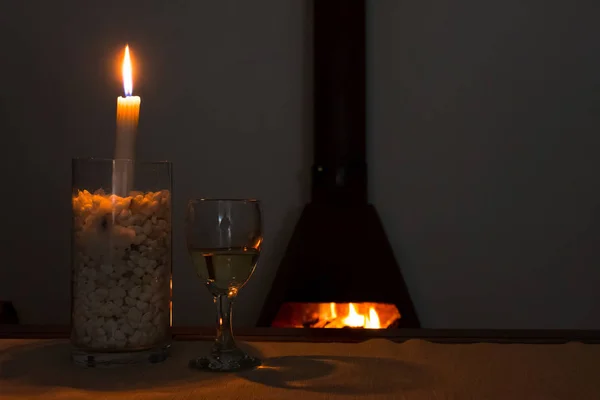 Cônes de vin et de sapin devant un feu — Photo