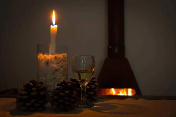 Cônes de vin et de sapin devant un feu — Photo