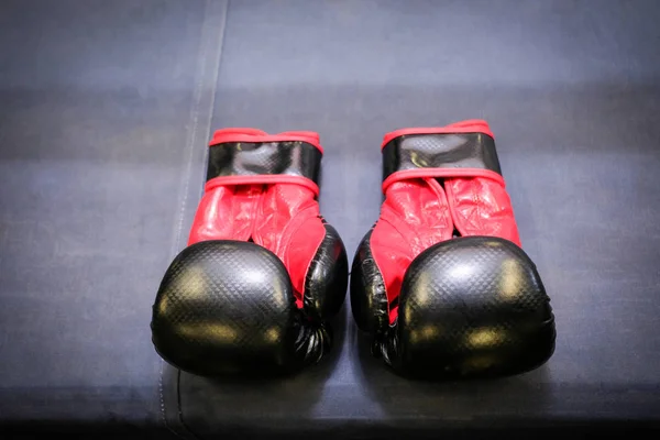 Luvas de boxe preto — Fotografia de Stock