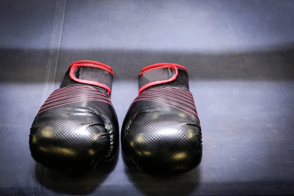 Luvas de boxe preto — Fotografia de Stock