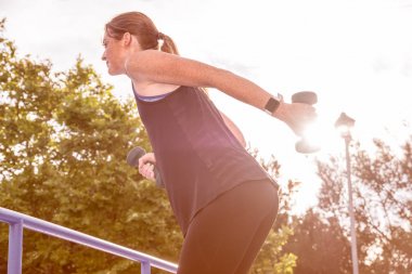 erkek dambıl kullanarak çalışma