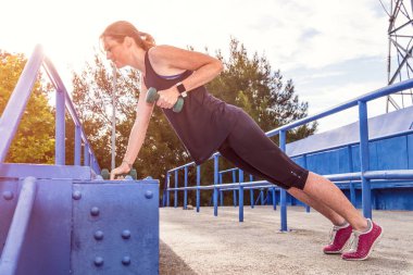 erkek dambıl kullanarak çalışma