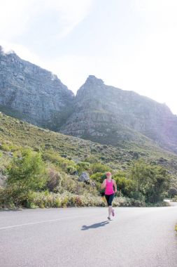 kadın runner dağ arka plan ile