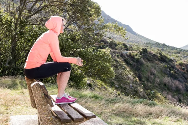 Female in sports clothes sat overlooking cape town — Stock Photo, Image