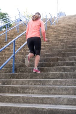 bir merdivenin çalıştıran atletik erkek