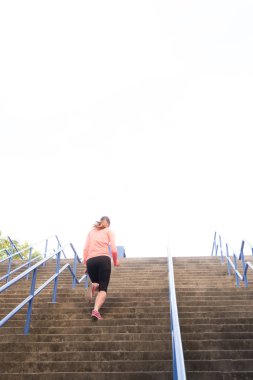 bir merdivenin çalıştıran atletik erkek