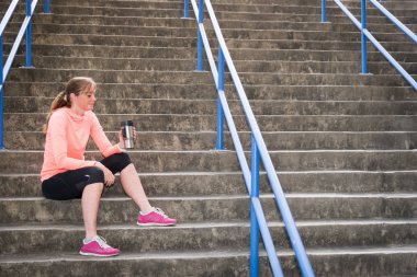 kadın atlet sonrası egzersiz içki içiyorum