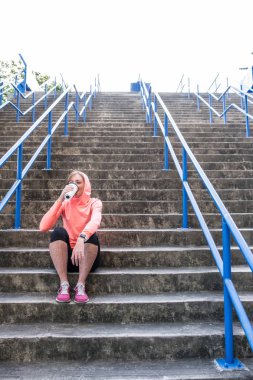 kadın atlet sonrası egzersiz içki içiyorum