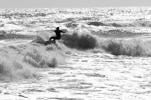 Sihouette de surfista montando una ola —  Fotos de Stock