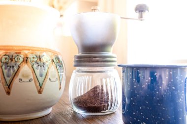 Ahşap bir bankta ev yapımı kahve ekipmanı