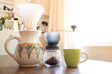 Ahşap bir bankta ev yapımı kahve ekipmanı