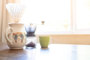 Ahşap bir bankta ev yapımı kahve ekipmanı