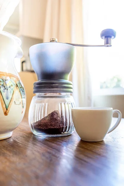 Equipo de café casero en un banco de madera —  Fotos de Stock