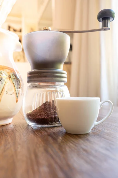 Equipo de café casero en un banco de madera — Foto de Stock