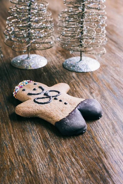 Hombre de pan de jengibre en una mesa de madera — Foto de Stock