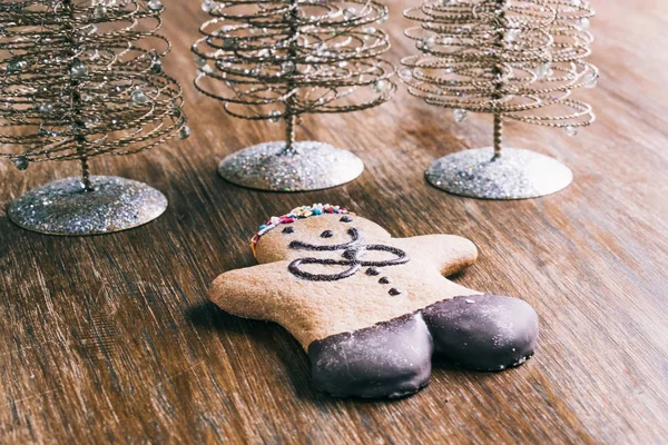 Hombre de pan de jengibre en una mesa de madera — Foto de Stock