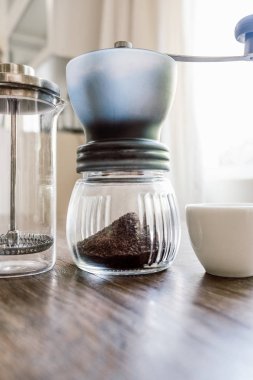 Ahşap bir bankta ev yapımı kahve ekipmanı