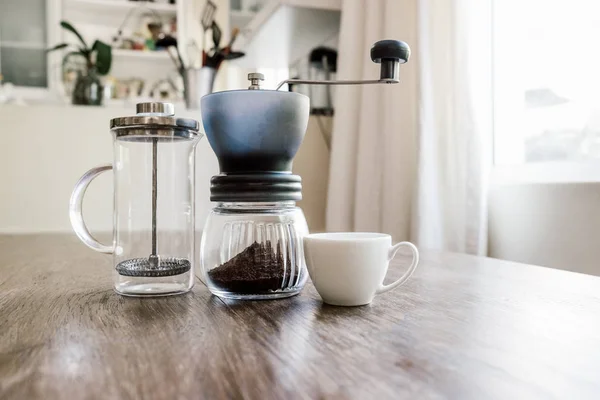 Equipo de café casero en un banco de madera — Foto de Stock