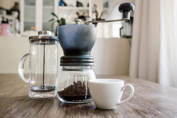 Equipo de café casero en un banco de madera — Foto de Stock