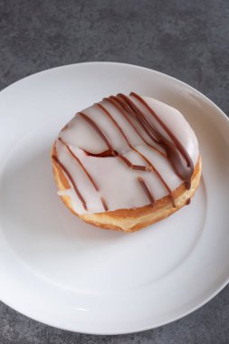 beyaz buzlu halka donutu