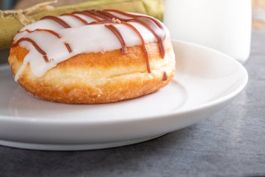 beyaz buzlu halka donutu