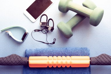 Yoga minderinde spor ve kurtarma ekipmanları