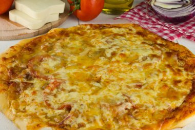 Peynirli ve salamlı pizza