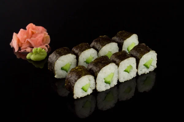 Sushi auf schwarzem Hintergrund Stockbild