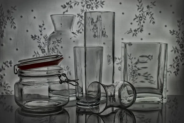 Vasos de vidrio de diferentes formas — Foto de Stock