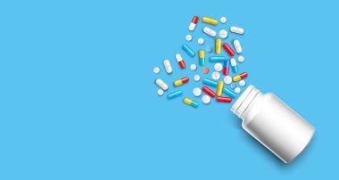 Çok renkli tabletler ve sıralanmış kapsüller kümesi