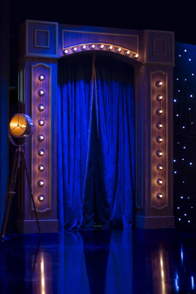 La puerta de escenario en azul — Foto de Stock