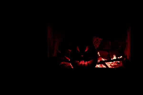 Halloween chimenea de calabaza espeluznante con fuego, aislado en el da — Foto de Stock